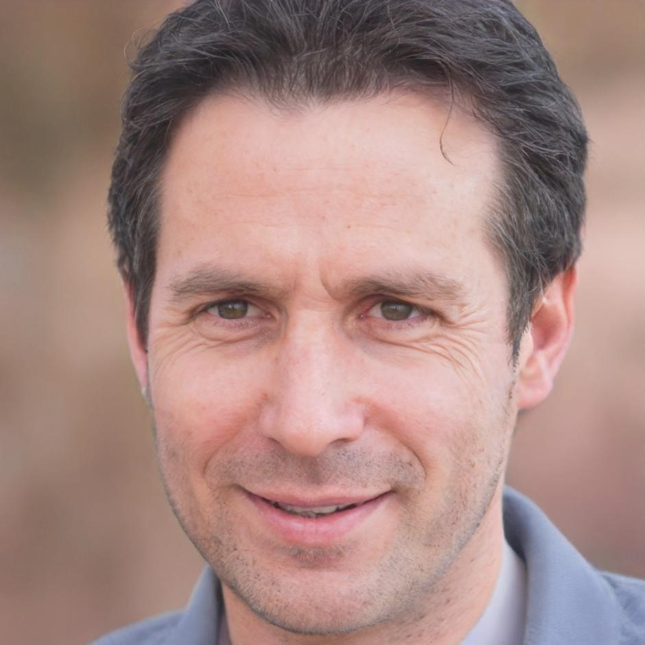 Dr. Alejandro Mendoza, instructor especializado en finanzas corporativas