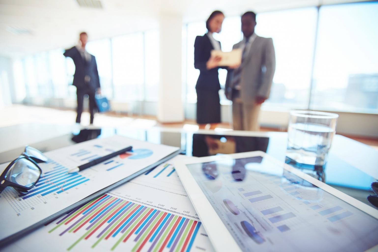 Sesión de análisis financiero con documentos y calculadora