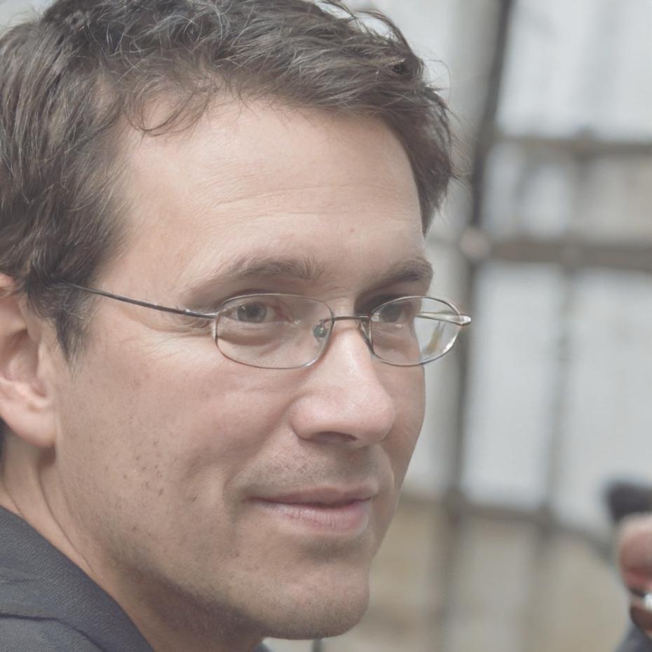 Retrato profesional del instructor asociado